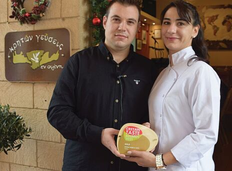 Κρητών Γεύσεις εν Αιγίνη: Φοβερά κρητικά εδέσματα με ζωντανή μουσική  