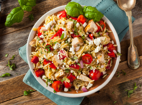 Σαλάτα με κοτόπουλο, κριθαράκι και φέτα