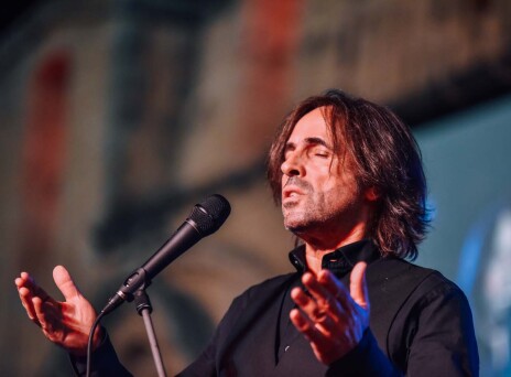 Ο Βασίλης Λέκκας μιλάει για τη σύνδεση, τη φιλία και τη συνεργασία του με τον Γιάννη Σπάθα, πριν την αφιερωματική συναυλία Standing Proud Forever, την Κυριακή 4 Σεπτεμβρίου, στο Ηρώδειο.