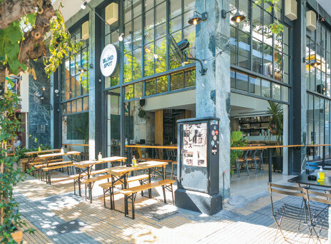 The Blind Spot, το νέο καφέ-μπαρμπέρικο του Παγκρατίου