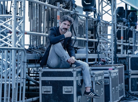 Ο κοντραμπασίστας Μιχάλης Καλκάνης μιλάει στην ATHENS VOICE για το νέο του άλμπουμ «Emotions» και τη σχέση της δυτικής με την ανατολική μουσική.