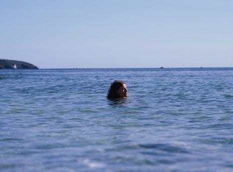 Συνέντευξη Tom Adams: Ο βρετανός τραγουδοποιός μιλάει για το νέο του άλμπουμ «Beside The Analogue Sea», τις μετακομίσεις και τα επόμενα μουσικά βήματά του.