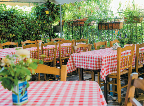 Κισσός, η ταβέρνα που ξυπνά μνήμες από κυριακάτικα οικογενειακά τραπέζια