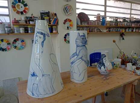 Κεραμικά ζωγραφισμένα από τον Πατ Αντρέα στο ατελιέ του Σταμάτη Φιλιππαίου