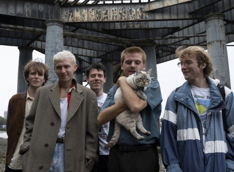 Συνέντευξη Shame: Ο μπασίστας της βρετανικής rock μπάντας, Josh Finerty, μοιράζεται την ιστορία τους κι εξηγεί πώς δημιούργησαν το νέο τους άλμπουμ πριν τη συναυλία τους στην Αθήνα, την Παρασκευή 9 Δεκεμβρίου.