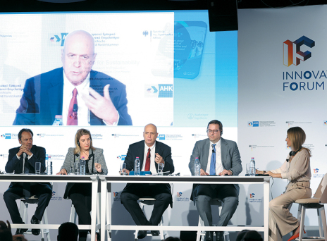 Ο κος Δημήτρης Αναγνωστάκης, γενικός δ/ντής της Boehringer Ingelheim Ελλάς, μιλάει στο panel υγείας  Ιnnovation forum 2022