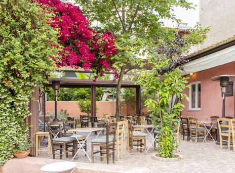 Αυλή, Πετράλωνα