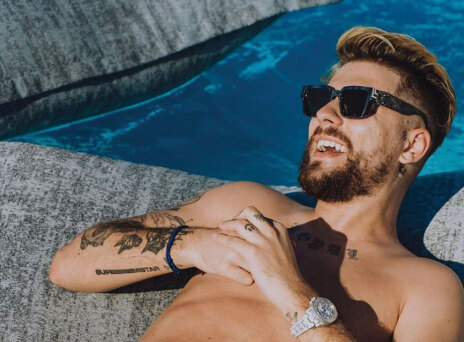 Τραγουδιστής FY