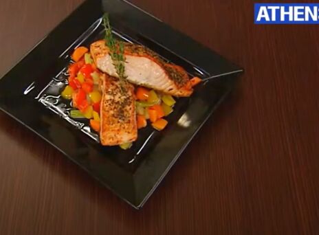 Hungry in Athens: Σολομός με κρούστα μυρωδικών και λαχανικά σοτέ