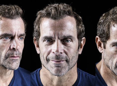 Συνέντευξη με τον Κωνσταντίνο Μαρκουλάκη για την παράσταση The Humans, που σκηνοθετεί, στο θέατρο Μουσούρη