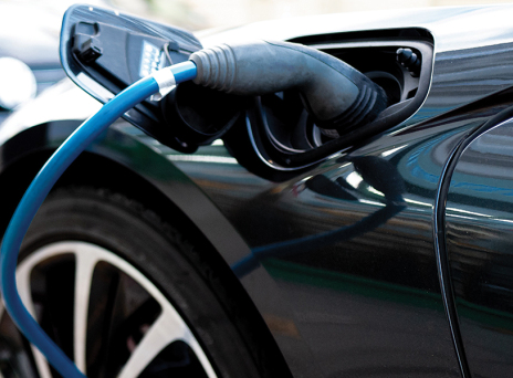 Είναι ασφαλές να φορτίζουμε το ηλεκτροκίνητο αυτοκίνητο όταν βρέχει;