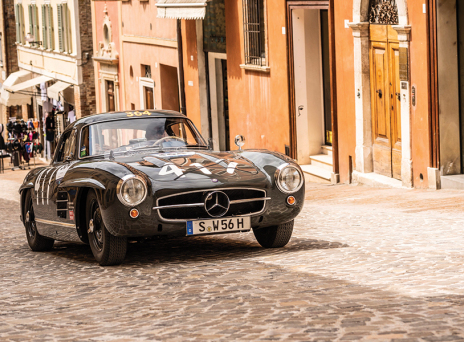 Γιατί είμαστε ακόμα ερωτευμένοι με τα ρετρό αυτοκίνητα;