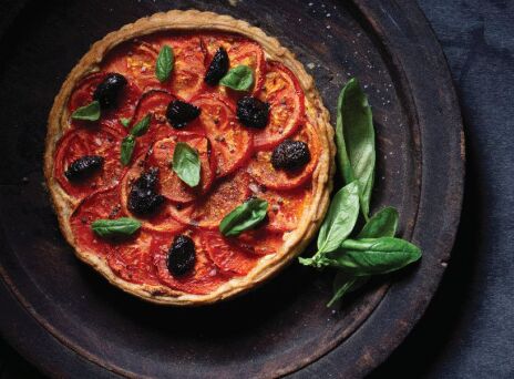 Τάρτα με ντομάτα, ελιές και βασιλικό