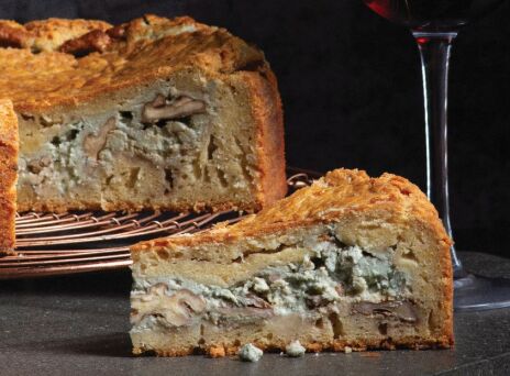 Αλμυρό κέικ γεμιστό με blue cheese και καρύδια