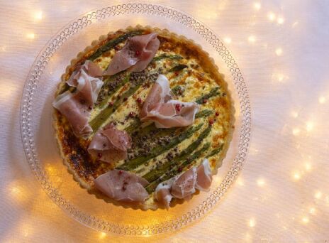 Κις Λορέν με μοτσαρέλα, σπαράγγια και προσούτο