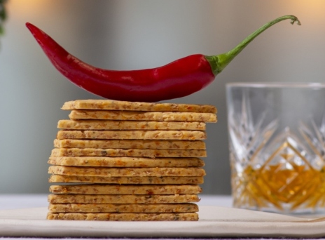 Κράκερ με σκληρό τυρί Δανίας και πιπεριά chilli 