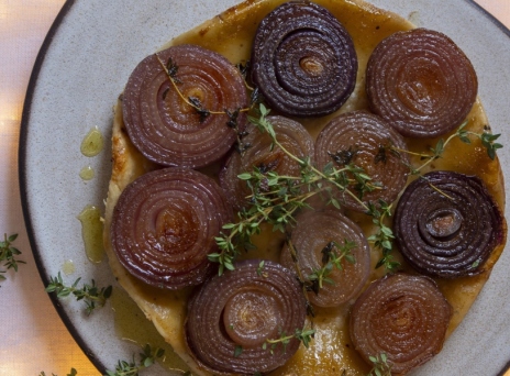 Tarte taten με κόκκινα κρεμμύδια