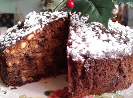 Κέικ με δύο σοκολάτες, ξηρούς καρπούς και δαμάσκηνα