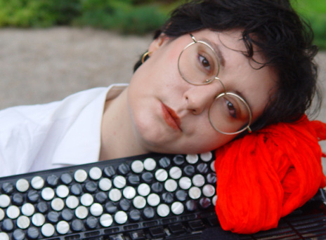 «Μια Γέφυρα Μουσικής Πάνω από τη Συγγρού, vol.9»: Η αρκοντεονίστα Άρτεμις Βαβάτσικα μιλάει για τη συμμετοχή της στην εκδήλωση