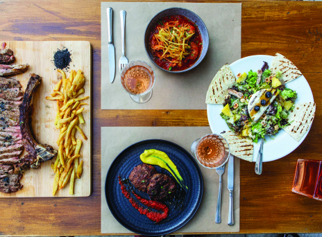 Ροζ Πάνθηρας: Στέκι των καλοφαγάδων για εξαιρετικές κοπές στο Παγκράτι