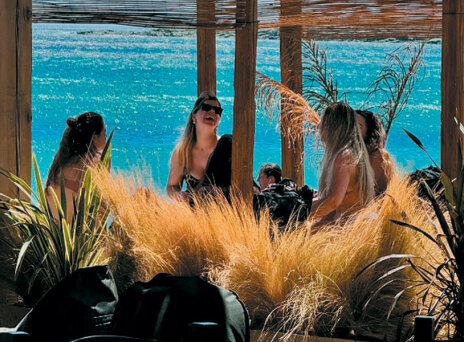 Ziba beach bar restaurant: Το συνώνυμο της καλοκαιρινής διασκέδασης στην Τήνο