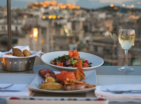 Clair de Lune: Η μαγεία της καλοκαιρινής Αθήνας από τον 7ο όροφο του Novotel Athens