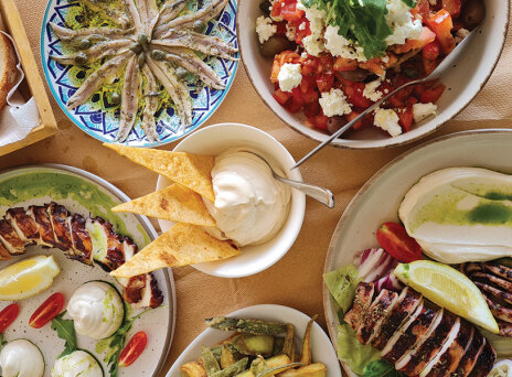 Έπρεπε: Στη Σαλαμίνα για πεντανόστιμο φαγητό και μουσικές βραδιές