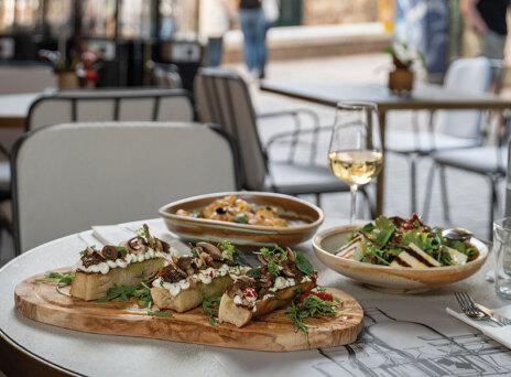 GAYA Athens: Το comfort restaurant bar στο ιστορικό κέντρο της Αθήνας είναι το νέο all day στέκι