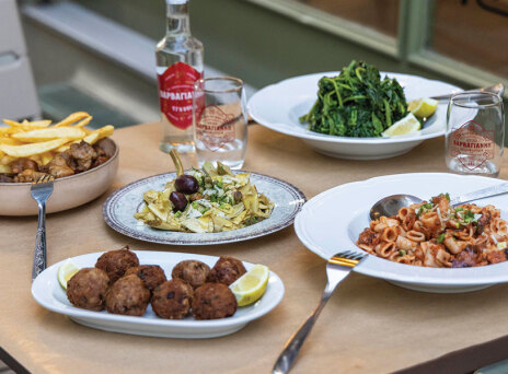 Μεζεδοπωλείο Πίπις: Ασυναγώνιστη γεύση και τέλεια καλοκαιρινή διάθεση