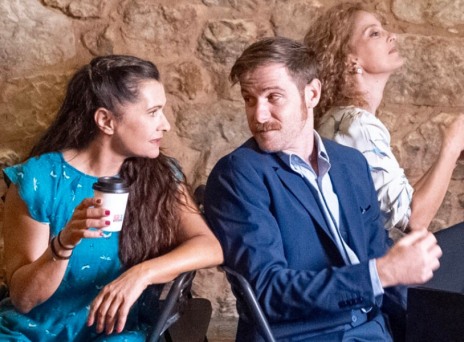 «Κράτα με» στο θέατρο Εν Αθήναις