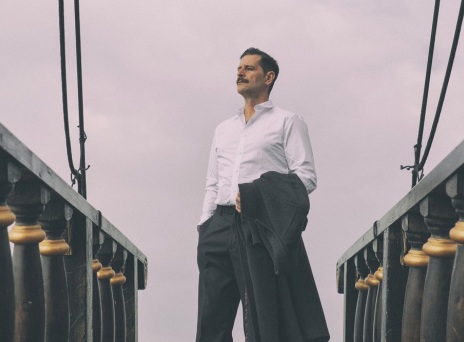 Manolis στο ΚΘΒΕ- μια παράσταση αφιερωμένη στον Μανώλη Χιώτη: οι πρώτες αποκλειστικές φωτογραφίες