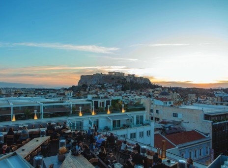 Ερμού 18: Ένα «κρυφό» all day στέκι με θέα Ακρόπολη, για το οποίο μιλάει όλη η πόλη!