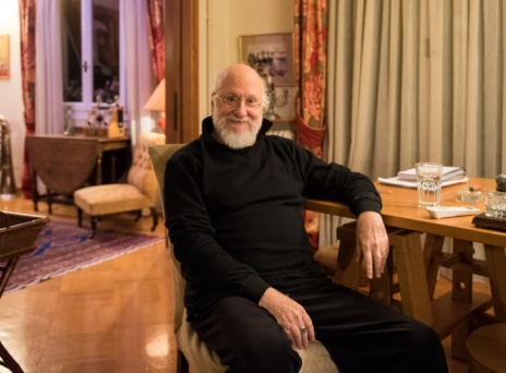 Διονύσης Σαββόπουλος: Διαβάζοντας το βιβλίο του «Γιατί τα χρόνια τρέχουν χύμα» που κυκλοφόρησε από τις εκδόσεις Πατάκη.