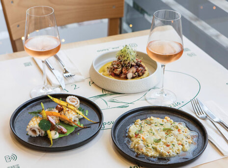 12 με τόνο: Εκλεκτοί μεζέδες που μυρίζουν θάλασσα στη Νέα Ερυθραία