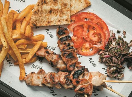 Κάψα: Χειροποίητα σουβλάκια από τον Χριστόφορο Πέσκια