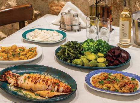 Η Στοά Αλλιώς: 30 χρόνια γεύσης, μεράκι και θαλασσινές απολαύσεις