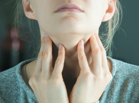 Κοπέλα που νιώθει πόνο στον λαιμό 
