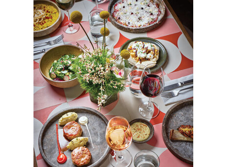 Yphes: Η νέα κρυφή all day αυλή της Αθήνας