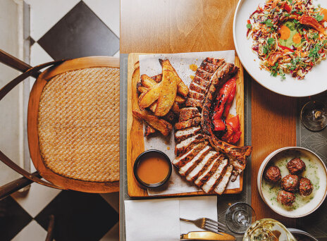 Lyra: Η μελωδία της γεύσης στην καρδιά της Πλάκας