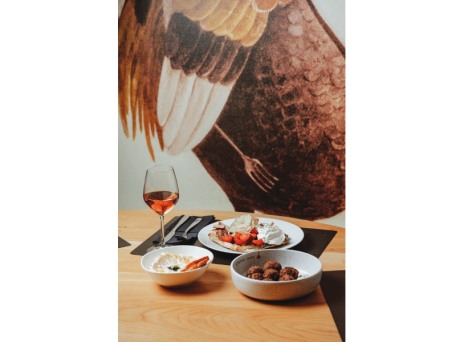 Αισώπου Μύθοι: Πεντανόστιμη ελληνική κουζίνα  στα στενά του Ψυρρή