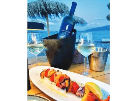 Αxinos Seafood Restaurant: Φρέσκα ψάρια και θαλασσινά δίπλα  στο κύμα 