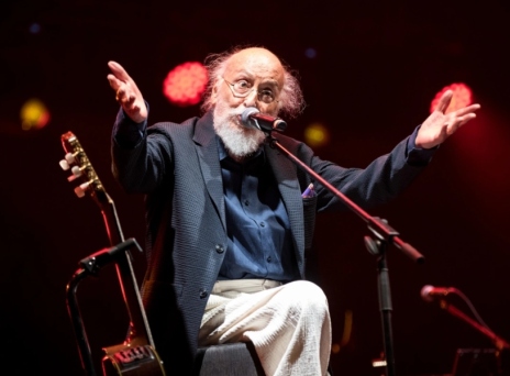 Διονύση Σαββόπουλε, σε βλέπω να τραγουδάς την ιστορία σου