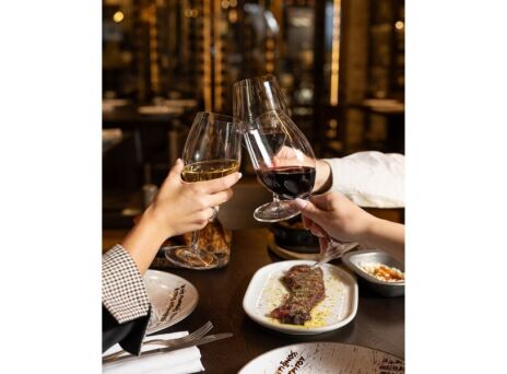  OX Athens: Ιδανικός προορισμός για καλό κρέας και κρασί στα γιορτινά τραπέζια της πόλης 