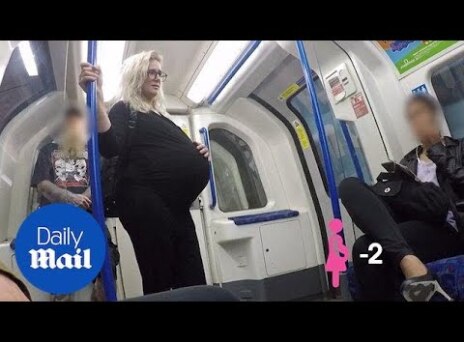 Έγκυος στο μετρό του Λονδίνου με καύσωνα - Πόσοι σηκώθηκαν από τη θέση τους; (video) 