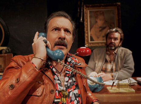 Ο Θανάσης Σαράντος σκηνοθετεί το έργο «Αμερικάνικος Βούβαλος» του David Mamet στο θέατρο Φούρνος. 