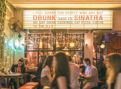 Drunk Sinatra: Το θρυλικό bar γιορτάζει τα δέκα του χρόνια με ένα μεγάλο πάρτι