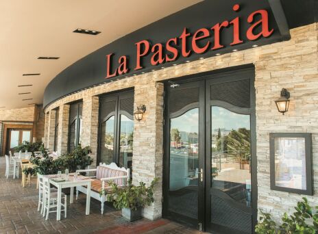 Η La Pasteria επιστρέφει με καλοκαιρινή διάθεση