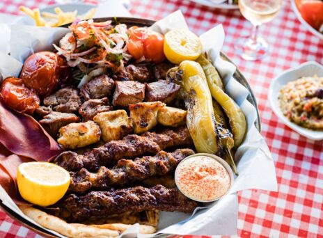 Κυρ Αρίστος: Αυθεντικό κεμπάπ που λιώνει στο στόμα 