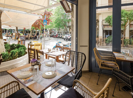 Το Σχολαρχείο της Κυψέλης: Λαχταριστά μεζεδάκια στην πλατεία Αγίου Γεωργίου