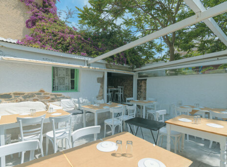 Μυστικός Κήπος: Δημιουργική κουζίνα σε μια υπέροχη αυλή σαν νησί